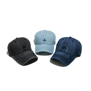 Casquettes de baseball en jean avec broderie croix en gris, bleu clair et marine