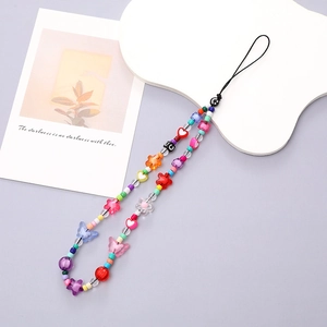 Primer plano detallado de cuentas de colores con forma de corazón y estrella para móvil