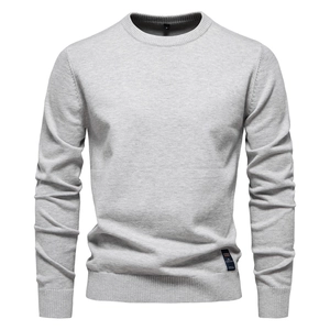 Détail du pull en maille gris clair avec col rond, poignets côtelés et texture douce