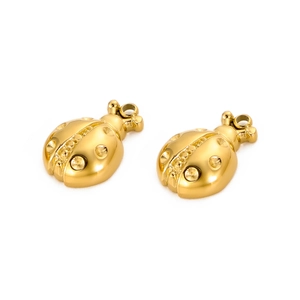 Goldener Marienkäfer Anhänger Zubehör mit hohlem Design auf weißem Hintergrund
