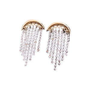 Élégantes boucles d'oreilles lune dorées avec de longs pompons en strass brillants