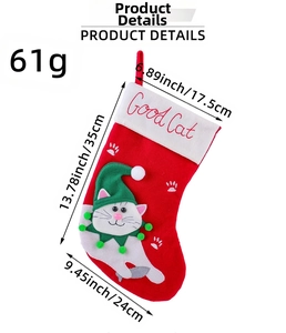 Dettaglio calza natalizia rossa con gatto 3D, dimensioni 35x24cm e peso specifico 61g
