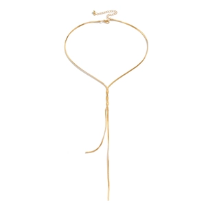 Detailansicht der goldenen Y-Schlangenkette mit verstellbarem Verschluss und Quasten