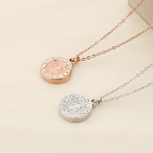 Medaillon-Halskette mit Porträtrelief und Kristallrahmen in Roségold und Silber