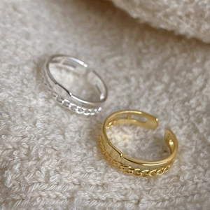 Macro shot of double-layered 925 silver chain ring with S925 hallmark engraving