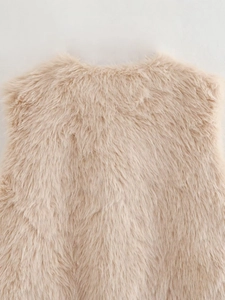 Gros plan sur la texture en fausse fourrure douce de ce gilet beige style Y2K