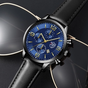 Gros plan détaillé du cadran bleu foncé effet soleil et du guichet de date de la montre