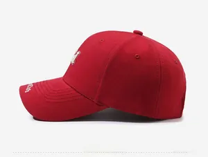 Vue latérale détaillée de la casquette de baseball rouge avec broderie Club blanche