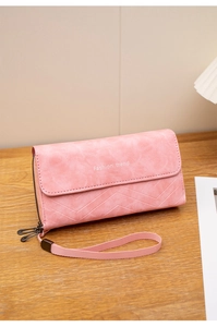 Dettaglio del portafoglio lungo rosa con goffratura a V e doppia cerniera in metallo