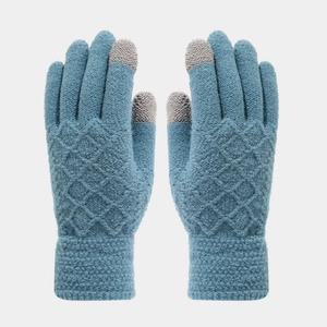 Nahaufnahme der blauen Winterstrickhandschuhe mit Touchscreen-Spitzen und Rautenmuster
