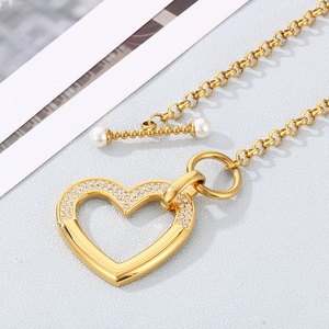 Détail du collier pendentif cœur avec fermoir en T et perles délicates en acier