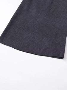 Dettaglio della trama in maglia grigio scuro sull'orlo di una gonna midi alla moda