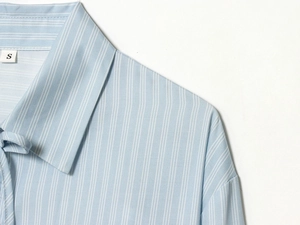 Détail du col et de l'épaule de cette chemise en popeline à rayures bleu clair pour femme