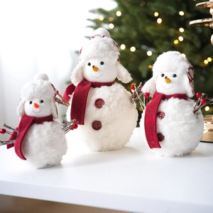 Lot de trois bonhommes de neige en peluche avec écharpes rouges et éclairage festif chaud