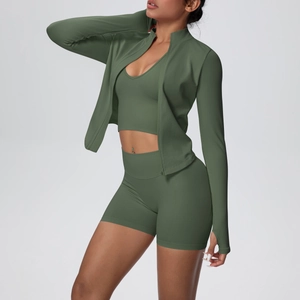 Ensemble de sport 3 pièces vert olive en maille côtelée avec veste et short