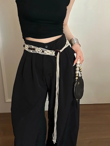 Détail de la ceinture en macramé fait main avec perles en bois et franges