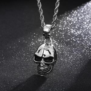 Pendentif tête de mort pirate gothique en acier inoxydable argenté avec chaîne torsadée