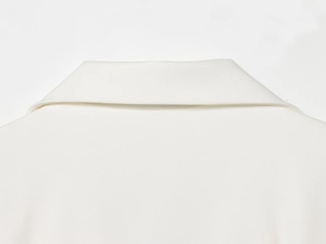 Vue détaillée du col à revers professionnel et de la texture tissée du blazer blanc