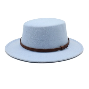 Détail macro du chapeau boater en laine bleu clair avec bande en cuir marron