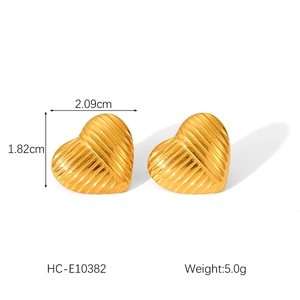 Detail view of gold heart stud earrings with weight and size dimensions in centimeters