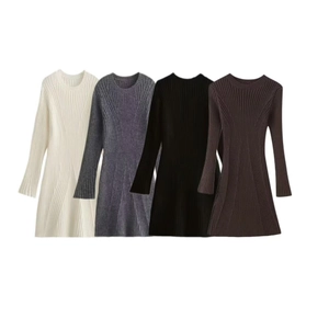 Robe en maille ajustée à col montant et manches longues en blanc, gris, noir et marron