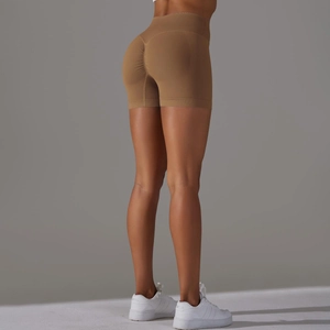 Dettaglio degli shorts da yoga a vita alta con effetto arricciato e bordo a coste