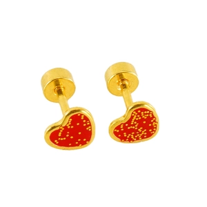 Dettaglio di orecchini a cuore rosso con glitter oro e chiusura a vite di sicurezza