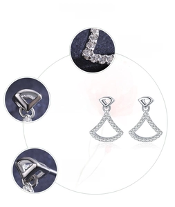 Détails macro de la boucle d'oreille éventail en argent S925 avec zircons micro-sertis