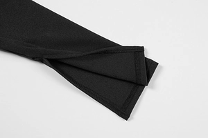 Vue macro détaillée d'un poignet noir en maille avec fente et finitions de couture précises