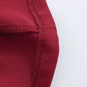 Elegantes rotes Tweedkleid mit V-Ausschnitt und feinen Nähten auf strukturiertem Stoff