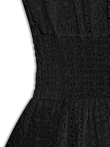 Détail de la taille smockée et de la broderie anglaise sur cette robe d'été noire