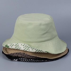Détail de chapeaux de soleil réversibles avec doublure florale et coutures sur le bord