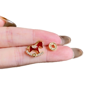 Ohrstecker mit 18 Karat Vergoldung Schaukelpferd und Zirkon-Kupfermünzen-Anhänger