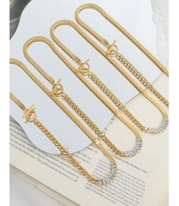 Detalle de collar chapado en oro de 18K con cierre OT y piedras de circonia brillantes
