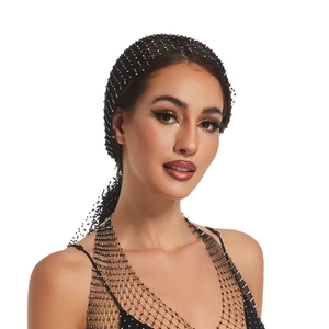 Foulard a rete con strass scintillanti e set top coordinato da donna su sfondo bianco