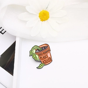 Broche plante en pot avec texte Well-Meaning Plant Killer sur fond floral blanc