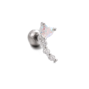 Vue macro d'un clou de coeur en opale argenté avec quatre zircons sur fond blanc épuré