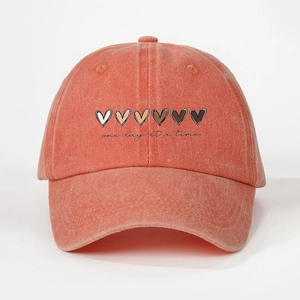 Casquette vintage en coton rouge corail avec motifs de cœurs et texte inspirant brodé
