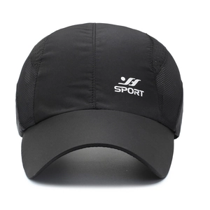 Cappellino sportivo nero ad asciugatura rapida con rete e logo bianco SPORT