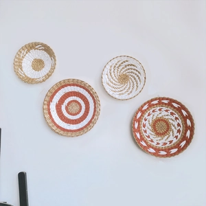 Marokkanisches Set handgewebter Wanddekorationen mit Spiralmustern auf weißem Hintergrund