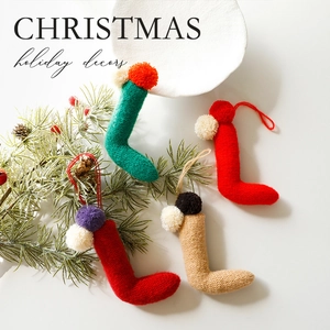 Mini calze di Natale lavorate a maglia in colori festivi per decorazione dell'albero