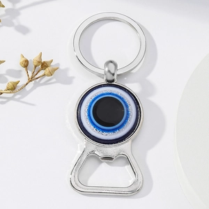 Détail du porte-clés décapsuleur Mauvais Oeil avec résine bleue et finition pailletée