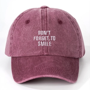 Vintage gewaschene burgunderrote Baseballkappe mit weißer Don't Forget To Smile Stickerei
