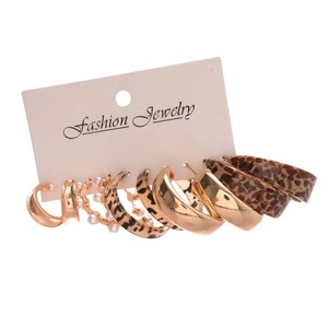 Set di dieci paia di orecchini a cerchio dorati con stampa leopardata e perle su base bianca