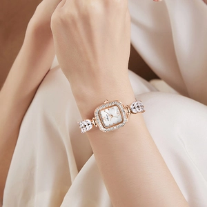 Montre carrée élégante pour femme en or rose avec diamants et bracelet de style feuille