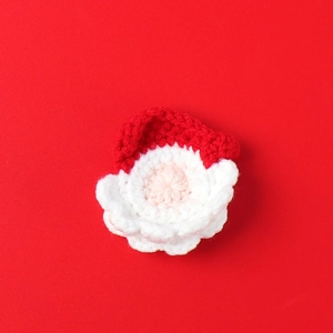 Accessoire Père Noël tricoté à la main pour bouquets de Noël sur fond rouge vif