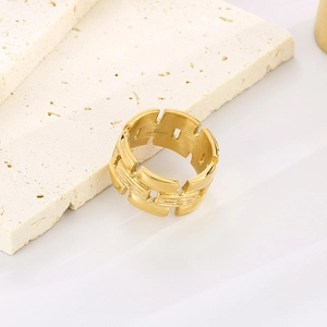 Details des breiten goldenen Rings mit geometrischen Ausschnitten und Textur