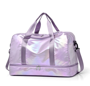 Detail der glänzenden holografischen lila Reisetasche mit großem Bodenfach aus Nylon