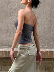 Elastic seamless grey tube top with khaki cargo skirt in a stylish outdoor look