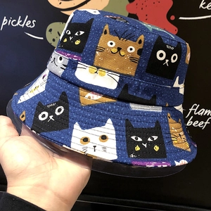 Detail eines dunkelblauen Canvas-Fischerhuts mit verspieltem Katzenmuster für den Sonnenschutz
